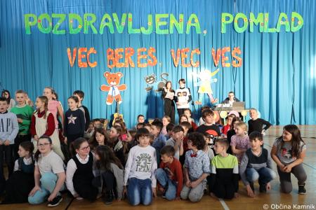 Otroci Osnovne šole Marije Vere so pozdravili pomlad in se spomnili knjižnih junakov (35)